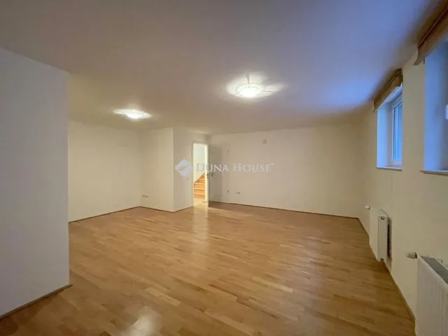 Eladó ház Budapest II. kerület, Máriaremete 330 nm