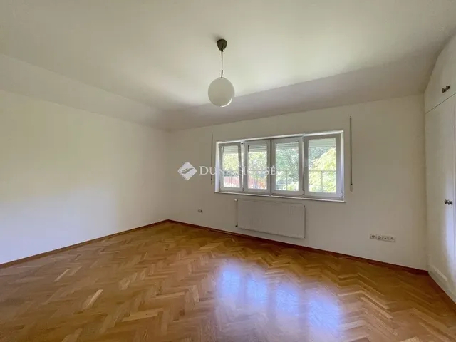 Eladó ház Budapest II. kerület, Máriaremete 330 nm