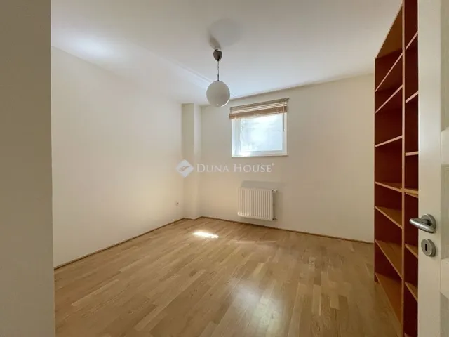 Eladó ház Budapest II. kerület, Máriaremete 330 nm