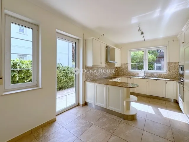 Eladó ház Budapest II. kerület, Máriaremete 330 nm