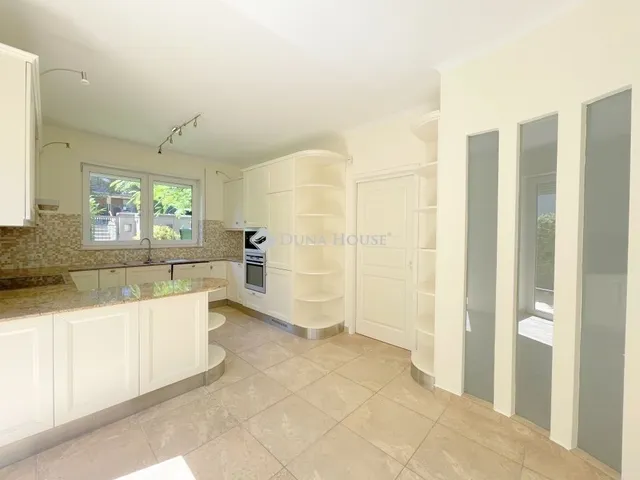 Eladó ház Budapest II. kerület, Máriaremete 330 nm