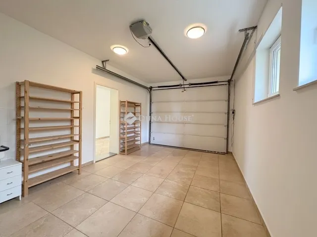 Eladó ház Budapest II. kerület, Máriaremete 330 nm