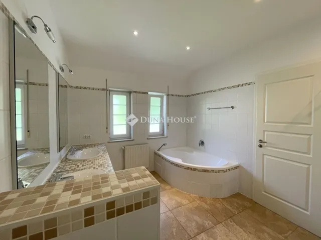 Eladó ház Budapest II. kerület, Máriaremete 330 nm