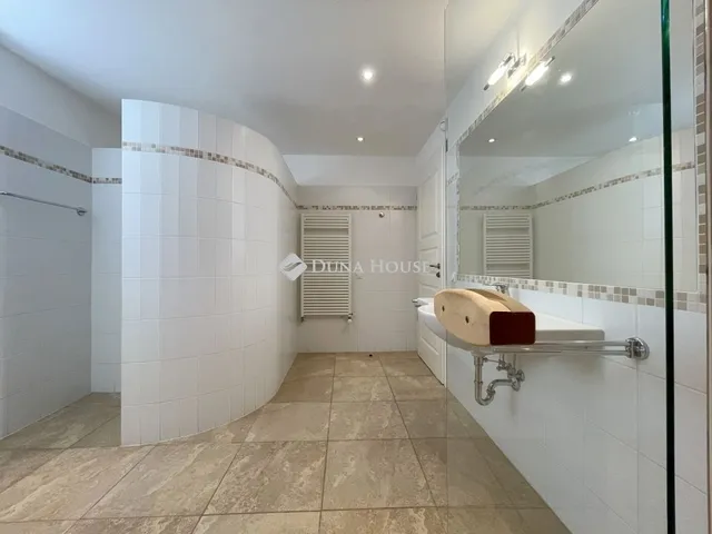 Eladó ház Budapest II. kerület, Máriaremete 330 nm