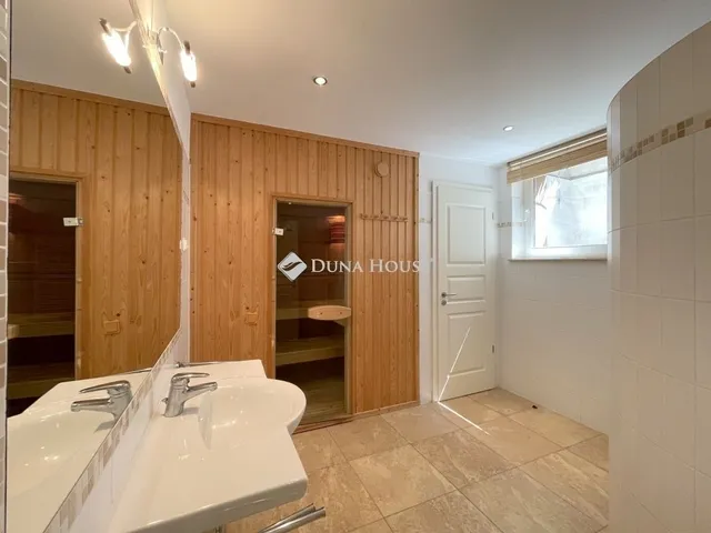 Eladó ház Budapest II. kerület, Máriaremete 330 nm