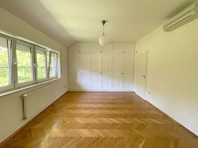 Eladó ház Budapest II. kerület, Máriaremete 330 nm