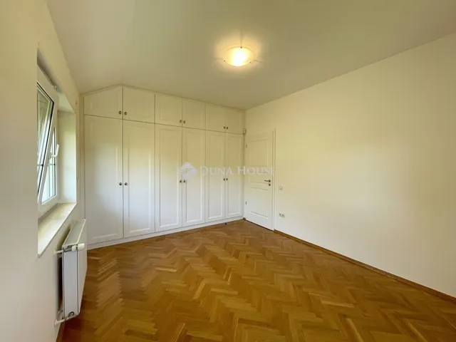 Eladó ház Budapest II. kerület, Máriaremete 330 nm