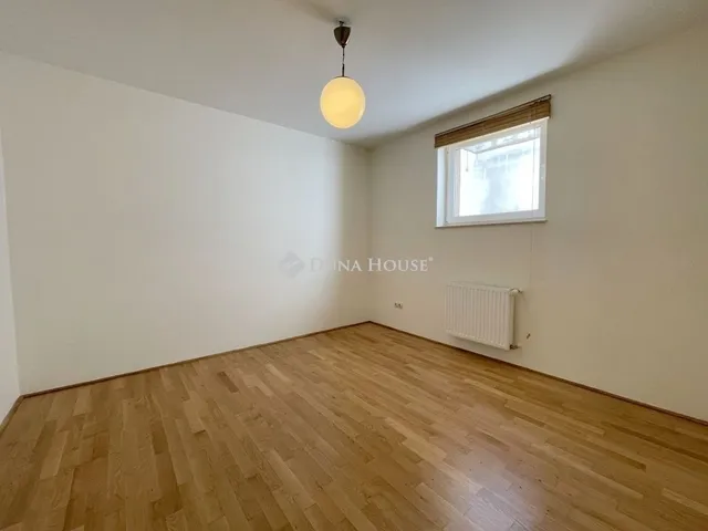 Eladó ház Budapest II. kerület, Máriaremete 330 nm