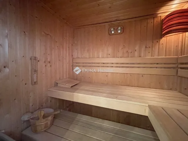 Eladó ház Budapest II. kerület, Máriaremete 330 nm