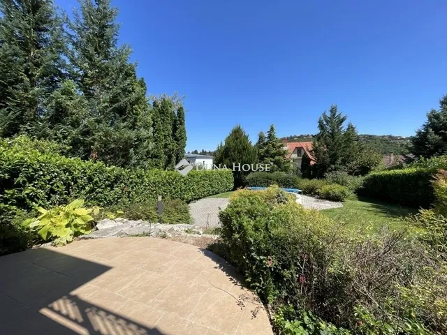 Eladó ház Budapest II. kerület, Máriaremete 330 nm