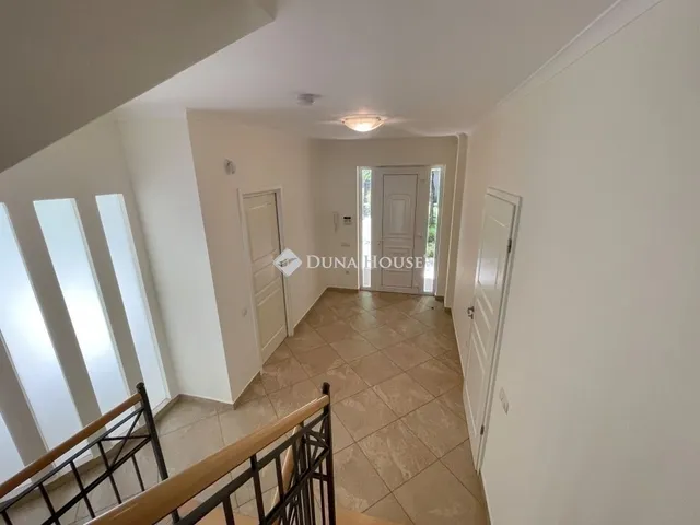 Eladó ház Budapest II. kerület, Máriaremete 330 nm