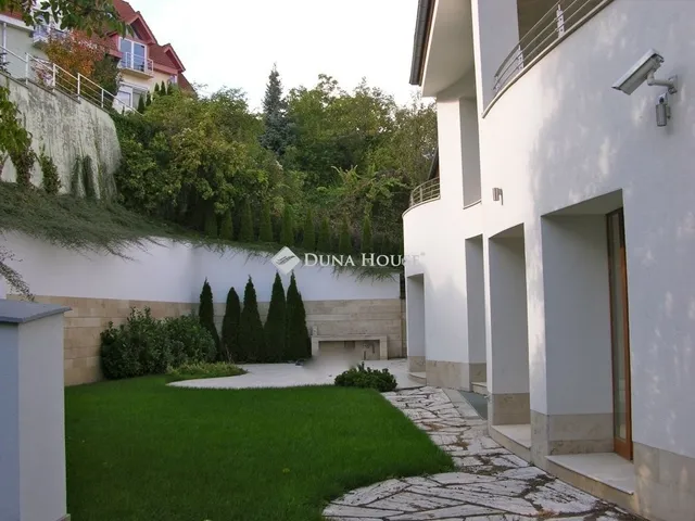 Eladó ház Budapest III. kerület 701 nm