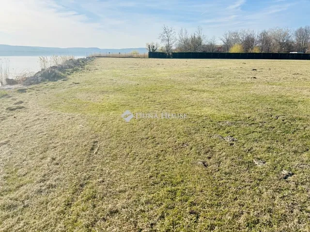 Eladó telek Balatonkenese 21500 nm