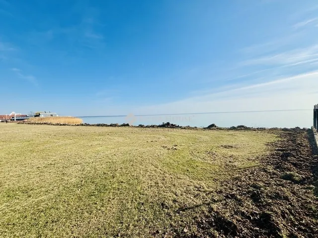 Eladó telek Balatonkenese 21500 nm