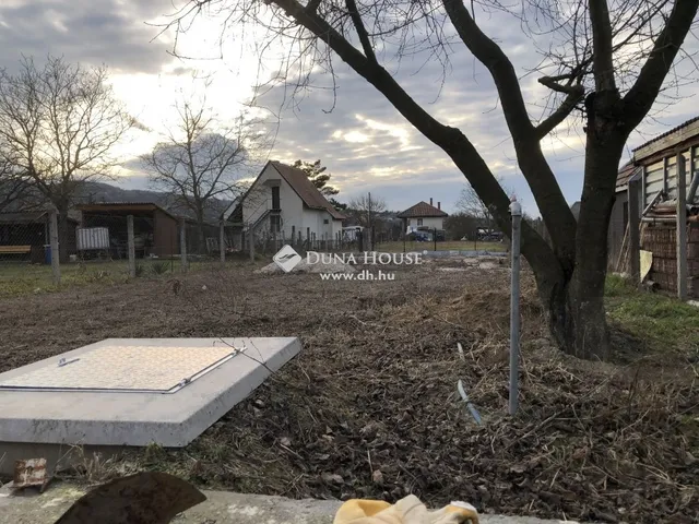 Eladó telek Esztergom 580 nm