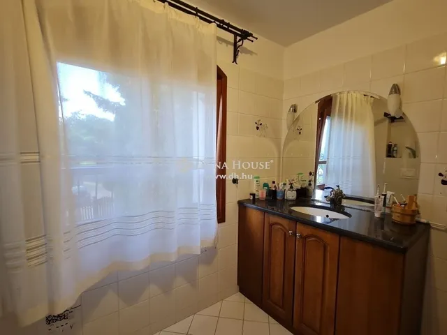 Eladó ház Kesztölc 221 nm