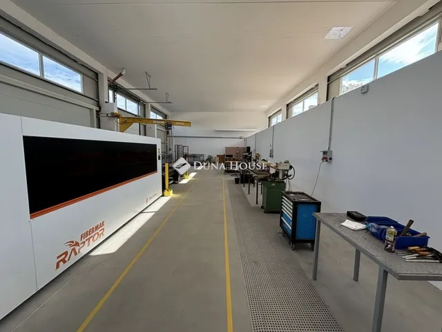 Eladó kereskedelmi és ipari ingatlan Komárom 1079 nm