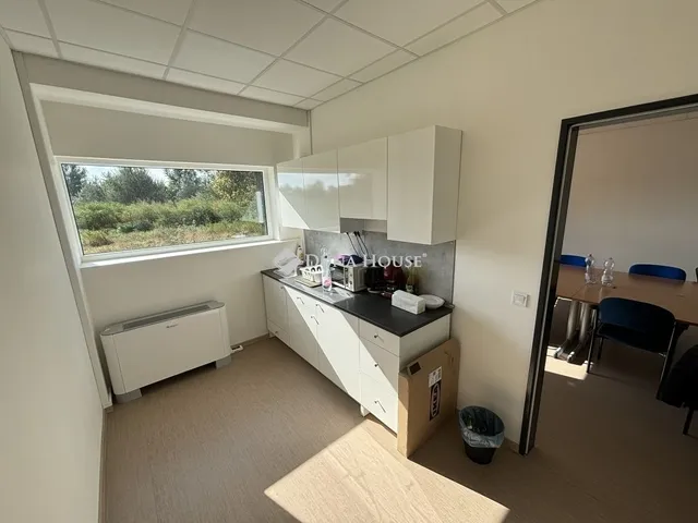 Eladó kereskedelmi és ipari ingatlan Komárom 1079 nm