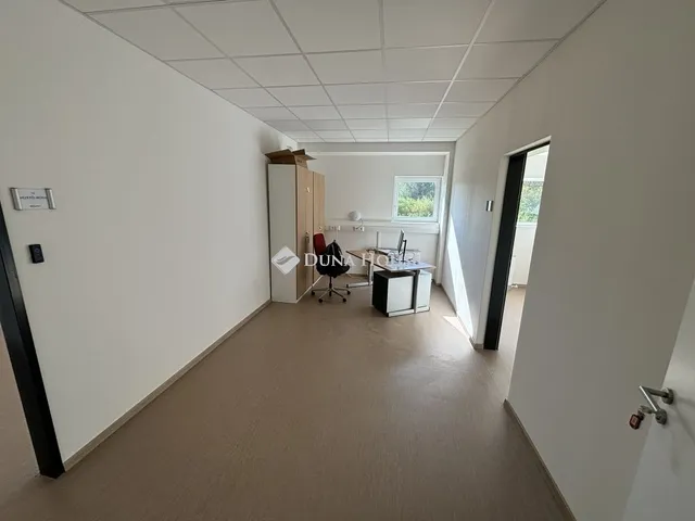 Eladó kereskedelmi és ipari ingatlan Komárom 1079 nm