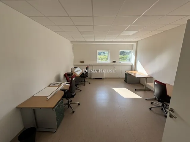 Eladó kereskedelmi és ipari ingatlan Komárom 1079 nm