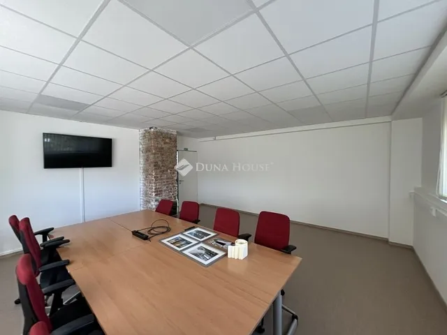 Eladó kereskedelmi és ipari ingatlan Komárom 1079 nm