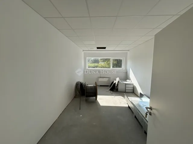 Eladó kereskedelmi és ipari ingatlan Komárom 1079 nm