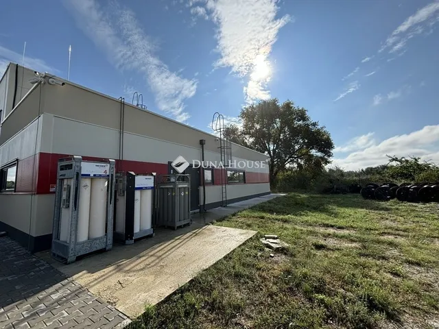 Eladó kereskedelmi és ipari ingatlan Komárom 1079 nm