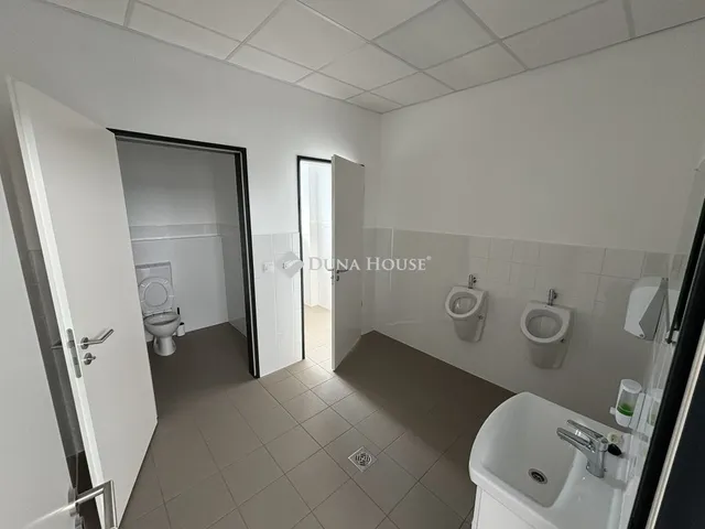 Eladó kereskedelmi és ipari ingatlan Komárom 1079 nm