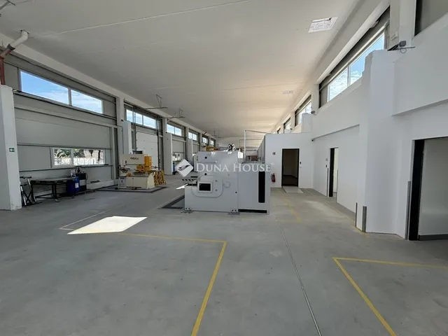 Eladó kereskedelmi és ipari ingatlan Komárom 1079 nm