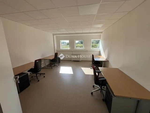 Eladó kereskedelmi és ipari ingatlan Komárom 1079 nm