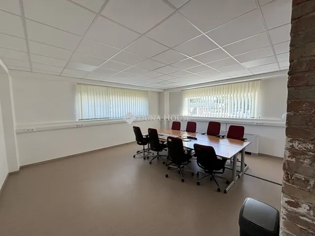 Eladó kereskedelmi és ipari ingatlan Komárom 1079 nm