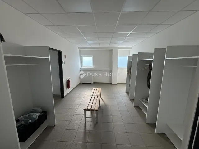 Eladó kereskedelmi és ipari ingatlan Komárom 1079 nm