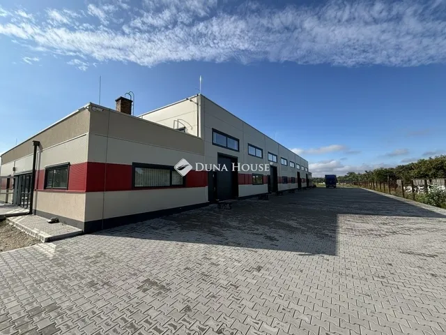 Eladó kereskedelmi és ipari ingatlan Komárom 1079 nm