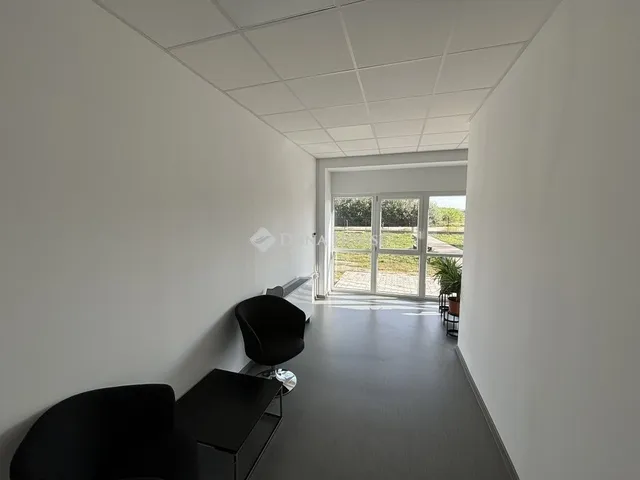 Eladó kereskedelmi és ipari ingatlan Komárom 1079 nm