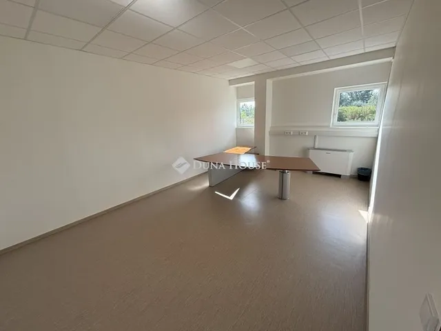 Eladó kereskedelmi és ipari ingatlan Komárom 1079 nm