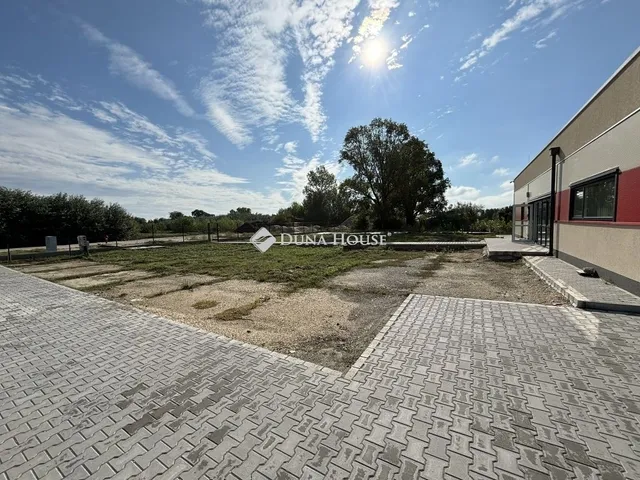 Eladó kereskedelmi és ipari ingatlan Komárom 1079 nm