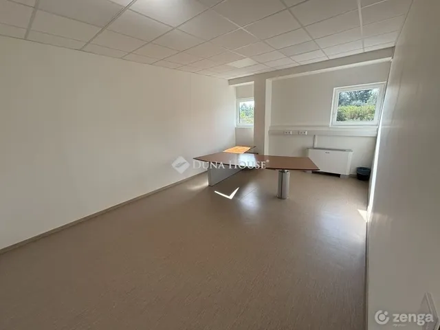 Eladó kereskedelmi és ipari ingatlan Komárom 1079 nm