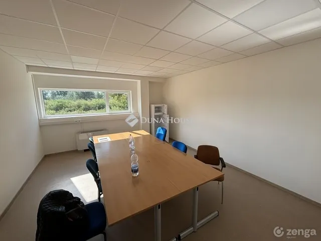 Eladó kereskedelmi és ipari ingatlan Komárom 1079 nm