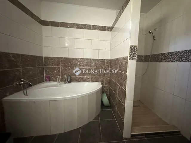 Eladó ház Kesztölc 210 nm
