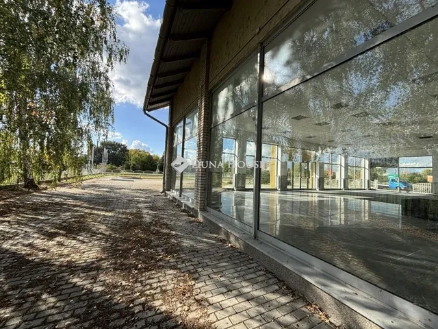 Eladó kereskedelmi és ipari ingatlan Esztergom 1400 nm