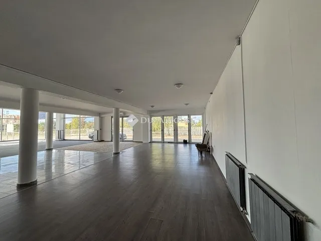 Eladó kereskedelmi és ipari ingatlan Esztergom 1400 nm