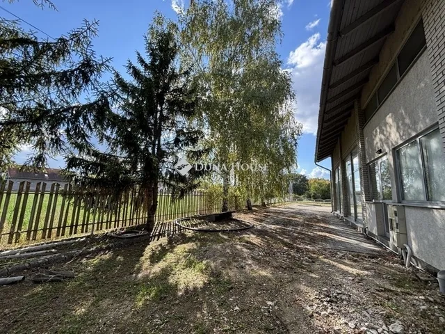 Eladó kereskedelmi és ipari ingatlan Esztergom 1400 nm