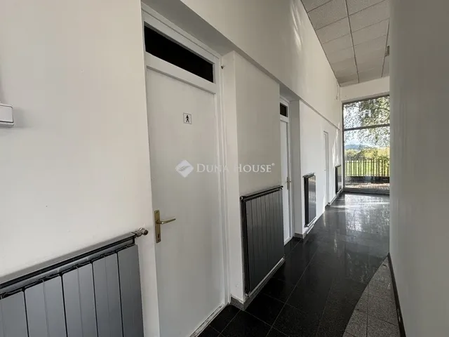 Eladó kereskedelmi és ipari ingatlan Esztergom 1400 nm