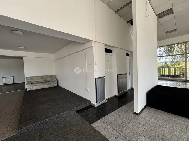 Eladó kereskedelmi és ipari ingatlan Esztergom 1400 nm