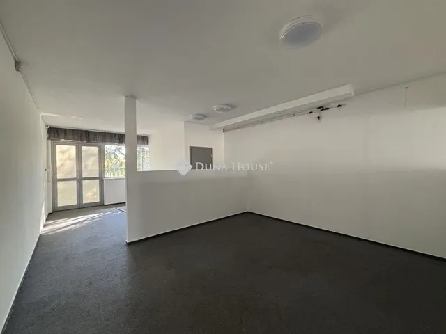 Eladó kereskedelmi és ipari ingatlan Esztergom 1400 nm