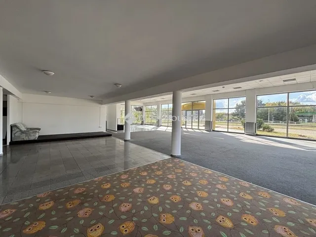 Eladó kereskedelmi és ipari ingatlan Esztergom 1400 nm