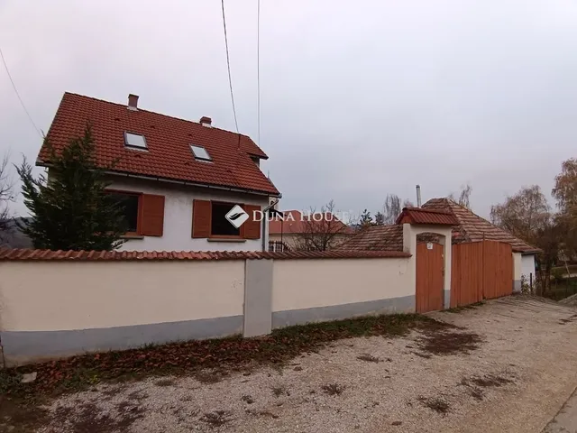 Eladó ház Epöl 180 nm