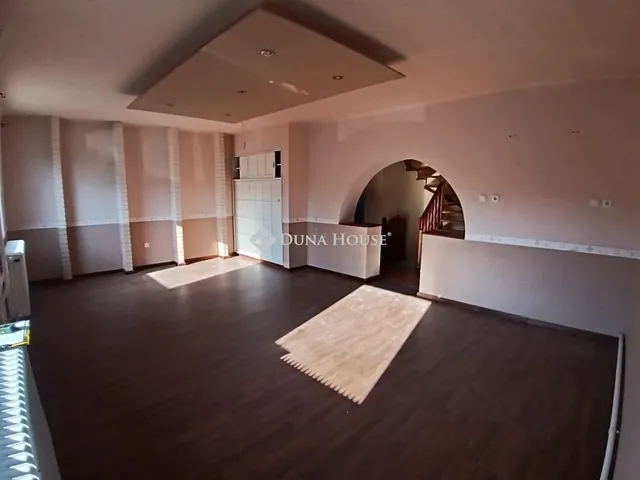 Eladó ház Epöl 180 nm