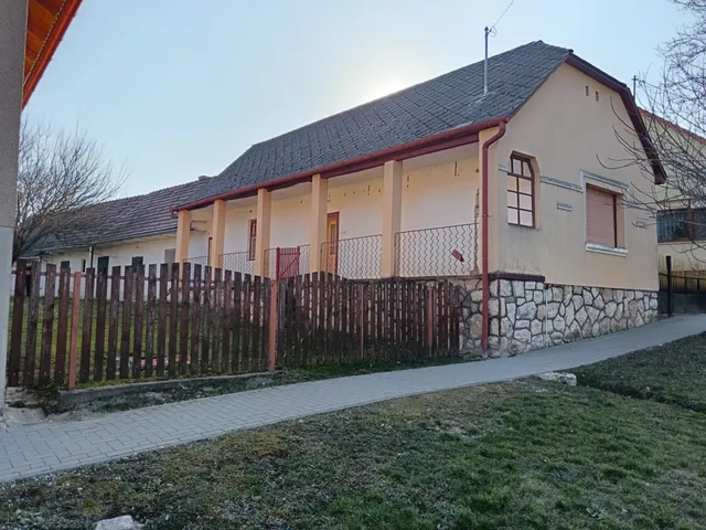Eladó ház Epöl 90 nm