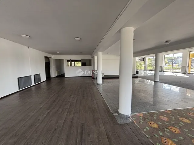 Eladó kereskedelmi és ipari ingatlan Esztergom 1400 nm